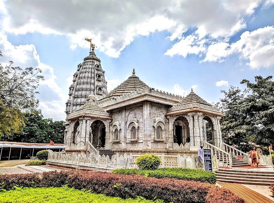 What Facilities Are Available at Gajanan Maharaj Sansthan Omkareshwar?